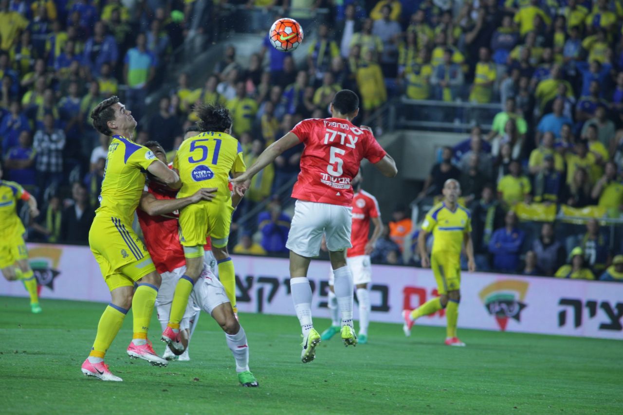 שיר צדק מקדים את יוסי בניון ו-וידאר קיארטנסון. לא בגול (צילום: אסף חיימוביץ')